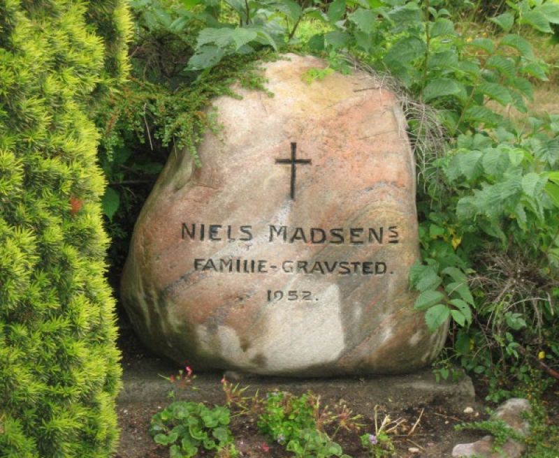 Niels Madsen's familiegravsted.jpg